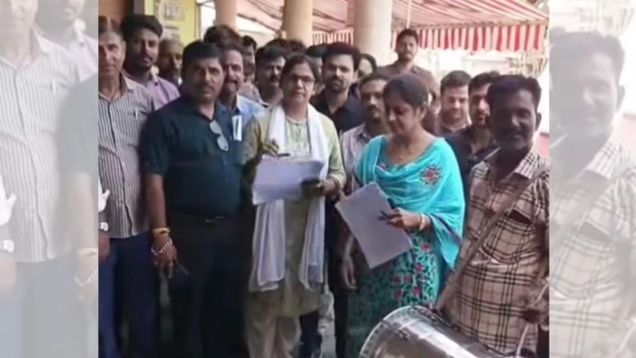 रायसेन में टैक्स वसूली के लिए नपा ने बजाए ढोल; भड़के लोगों ने पूछा- सड़कों के गड्ढों और गंदे पानी का हिसाब कौन देगा?