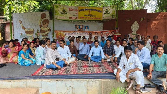 गांधी जयंती पर शिवपुरी में शिक्षकों का सत्याग्रह... पार्क में भूखे रहकर जताई नाराजगी, TET और ई-अटेंडेंस हटाने की मांग