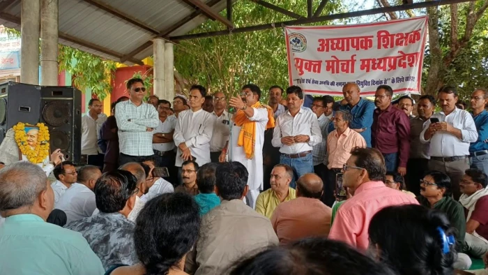MP में शिक्षकों का उपवास व सत्याग्रह: भोपाल में चलाया चरखा, ई-अटेंडेंस समाप्त करने और TET अनिवार्यता हटाने की मांग