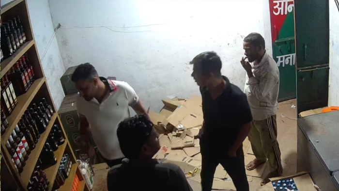 पहले पिस्टल से फायरिंग, फिर शराब दुकान में लूट; टीकमगढ़ में बदमाशों की बेखौफ दबंगई CCTV में कैद