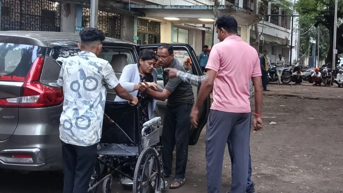 बड़वानी में रफ्तार का कहर, मवेशी को बचाने में असंतुलित होकर पलटी बस, 19 यात्री घायल