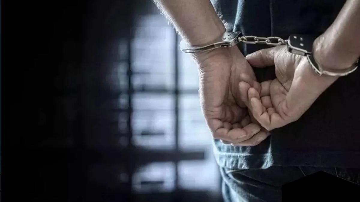 मजिस्ट्रेट ऑफिस से पुलिस को चकमा दे हथकड़ी खोलकर भागे 2 बदमाश, महकमे में मचा हड़कंप