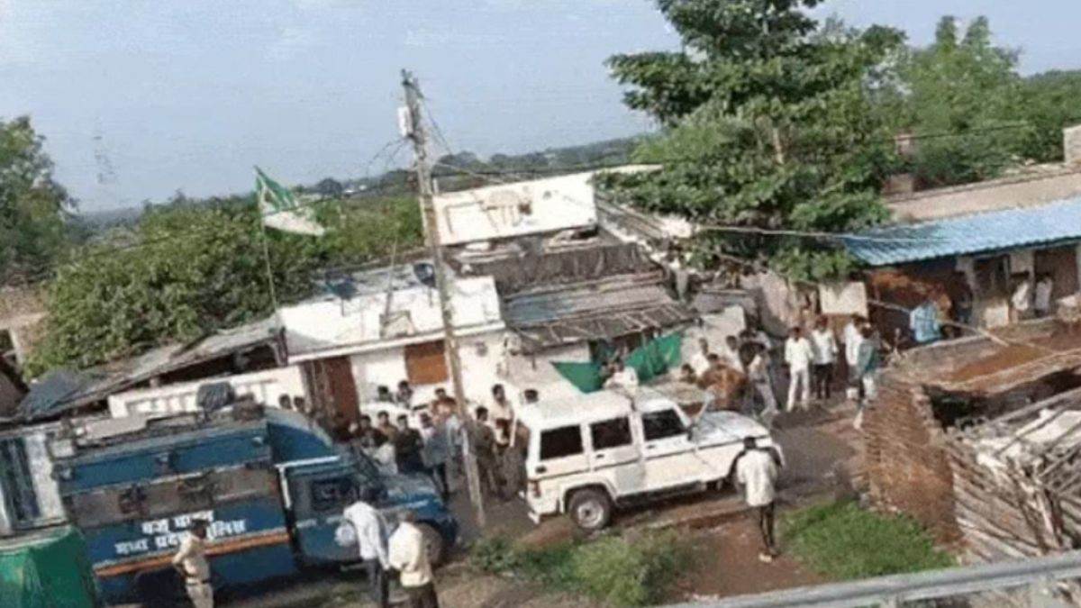 खंडवा में मदरसे से 19.78 लाख के नकली नोट बरामद, नोटों को काटने वाला कटर भी जब्त