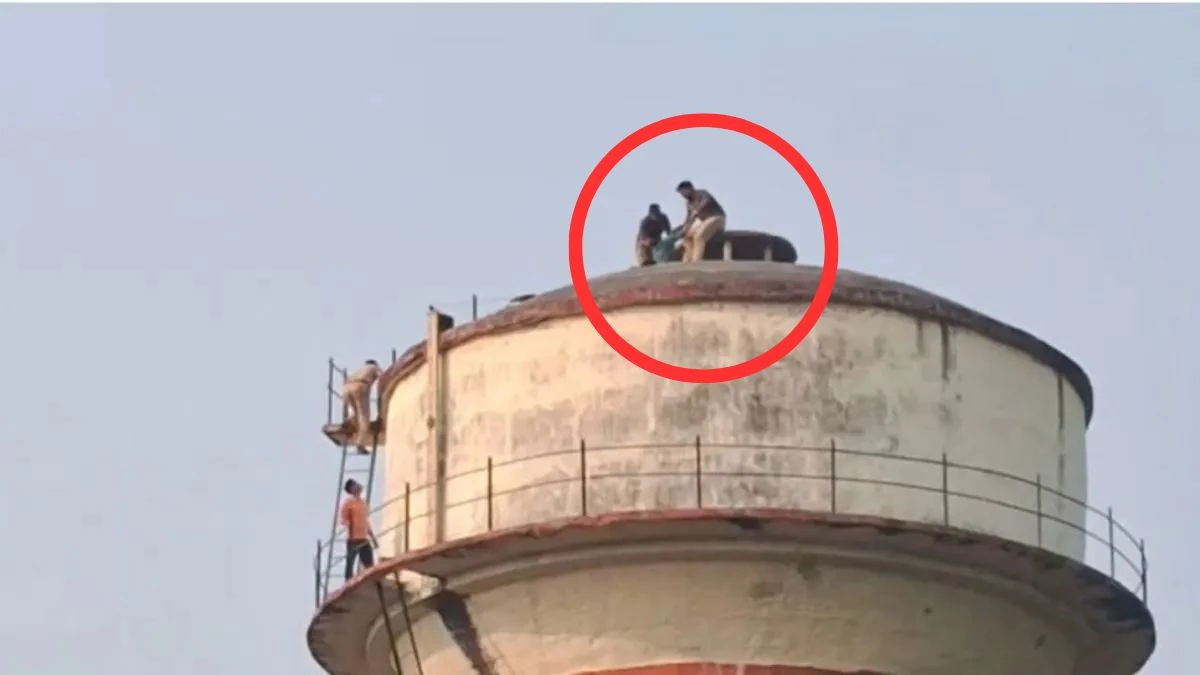 कुत्ते परेशान कर रहे थे तो सोने के लिए पानी की टंकी के ऊपर चढ़ा युवक, हाई वोल्टेज ड्रामे के बाद पुलिस ने उतारा नीचे