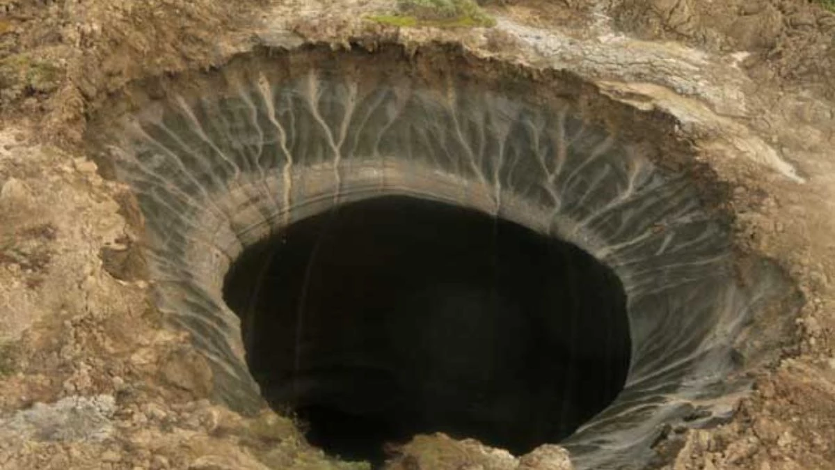 MP के स्कूल परिसर में 20 फीट गहरा गड्ढा खुला पड़ा, बच्चों की सुरक्षा दांव पर, प्रशासन बेपरवाह