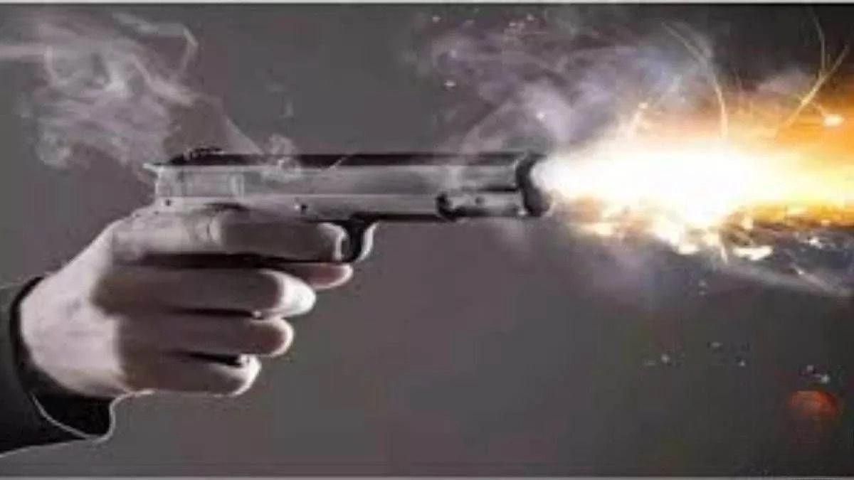 MP में बेखौफ बदमाशों का आतंक, रात 1 बजे हाउसिंग बोर्ड कॉलोनी में पत्थरबाजी और फायरिंग... CCTV में कैद हुई वारदात