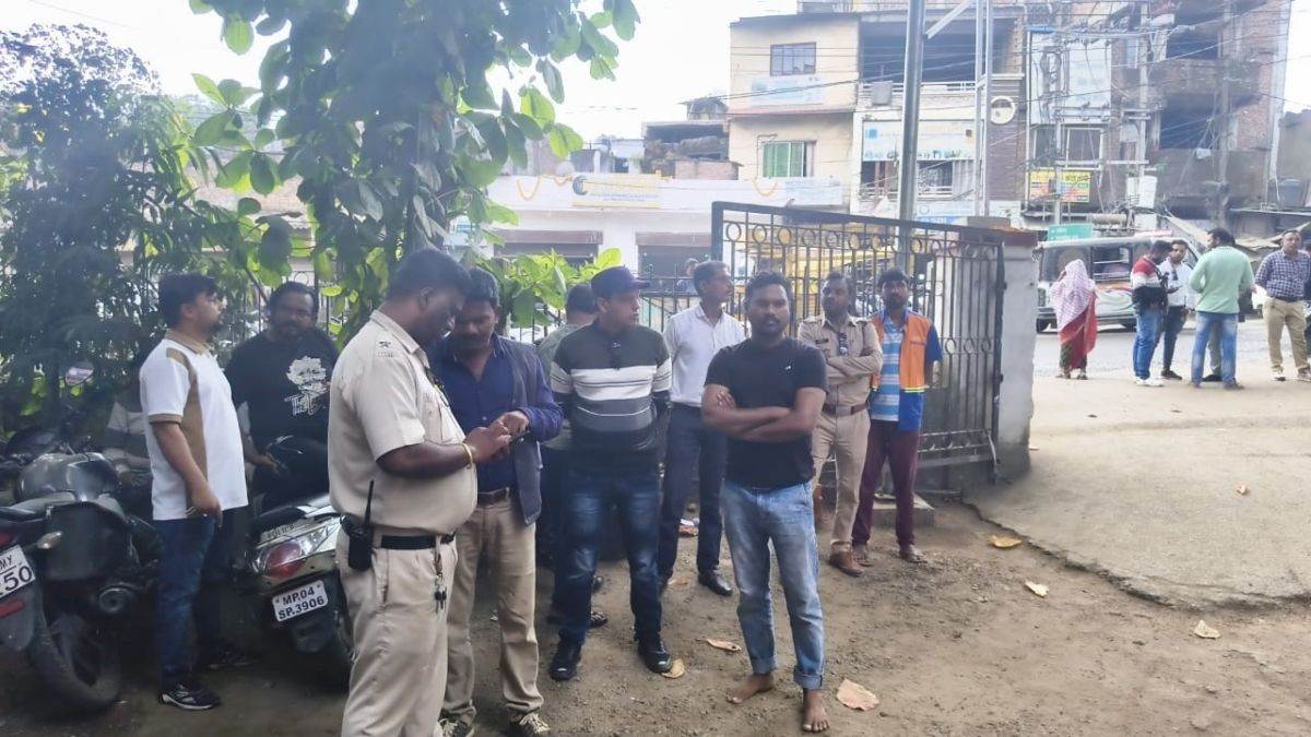 MP में साफ-सफाई को लेकर दारोगा से मारपीट, घटना सीसीटीवी में कैद, पुलिस ने दर्ज की FIR