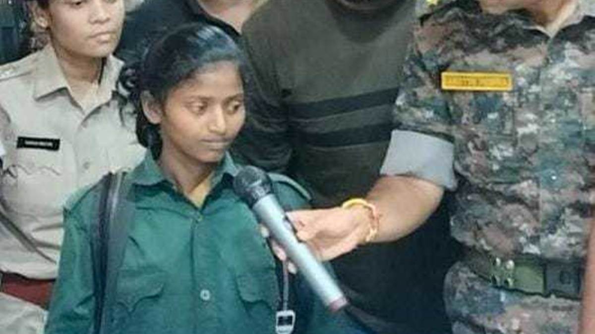 छोटा कद, मासूम चेहरा, 23 साल की माओवादी सुनीता ने राइफल के साथ सरेंडर कर दूसरे माओवादी को दिखाया रास्ता