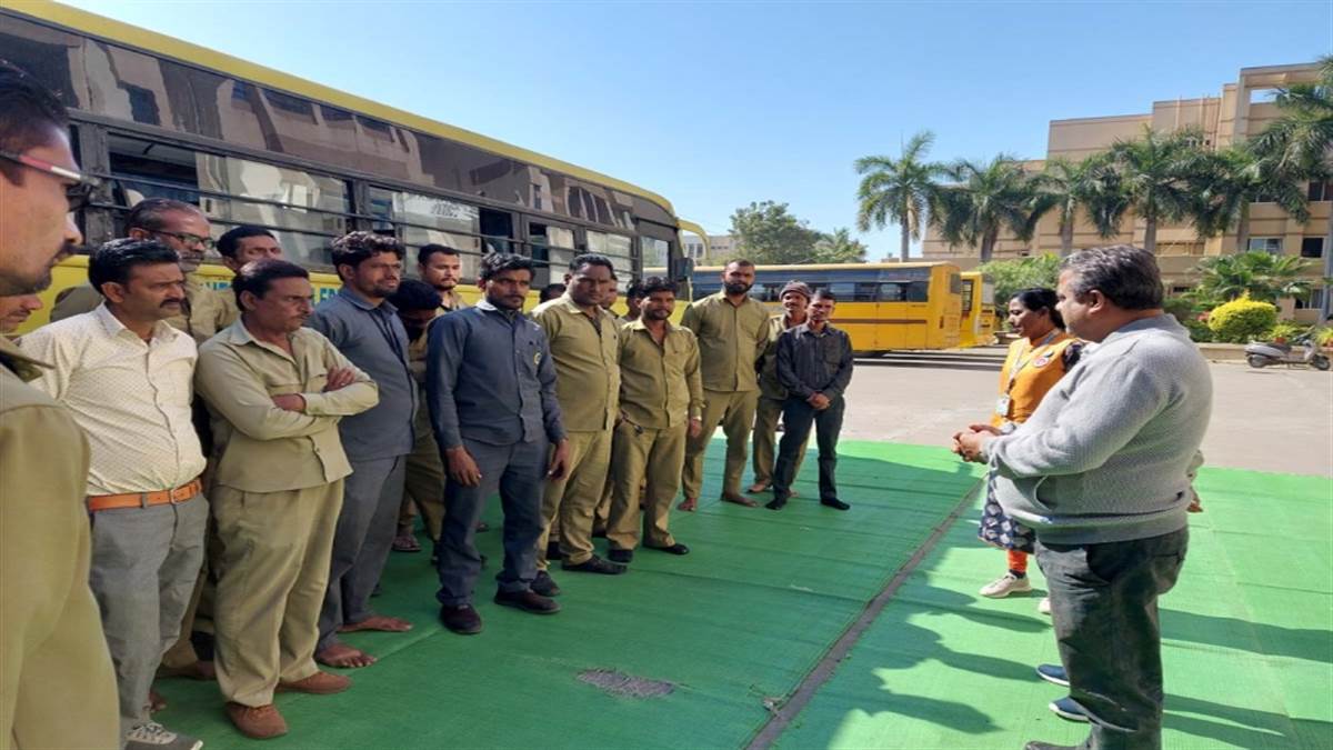Road Safety Campaign Bhopal: स्‍कूल बस चालकों ने माना, हमारे ऊपर दोहरी जिम्मेदारी, यातायात नियम पालन का दोहराया संकल्‍प