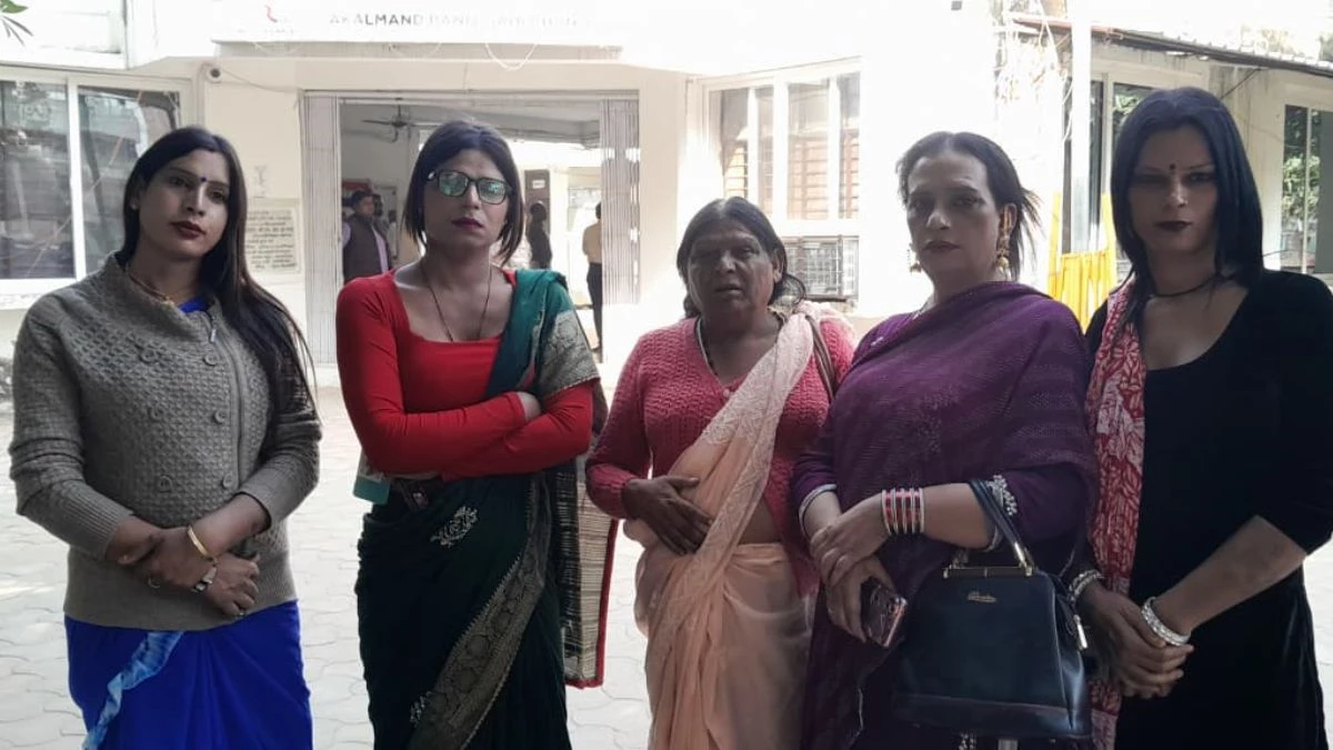 MP के भिंड में किन्नरों के दो गुट आपस में भिड़े; फायरिंग का आरोप, थाने में जोरदार हंगामा