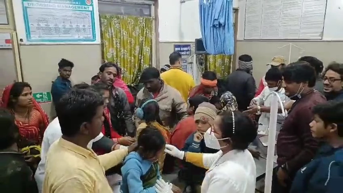 Damoh News: स्कूल में खेलते समय अरंडी के बीज खाने से 30 बच्चे बीमार, उल्टियां होने पर लाया गया अस्पताल