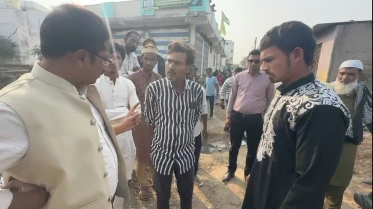 'दीवार कैसे नहीं गिरेगी, बुलडोजर चलवा दूंगा', अवैध निर्माण को तोड़ने के दौरान विरोध पर सिटी मजिस्ट्रेट ने दिखाए तेवर