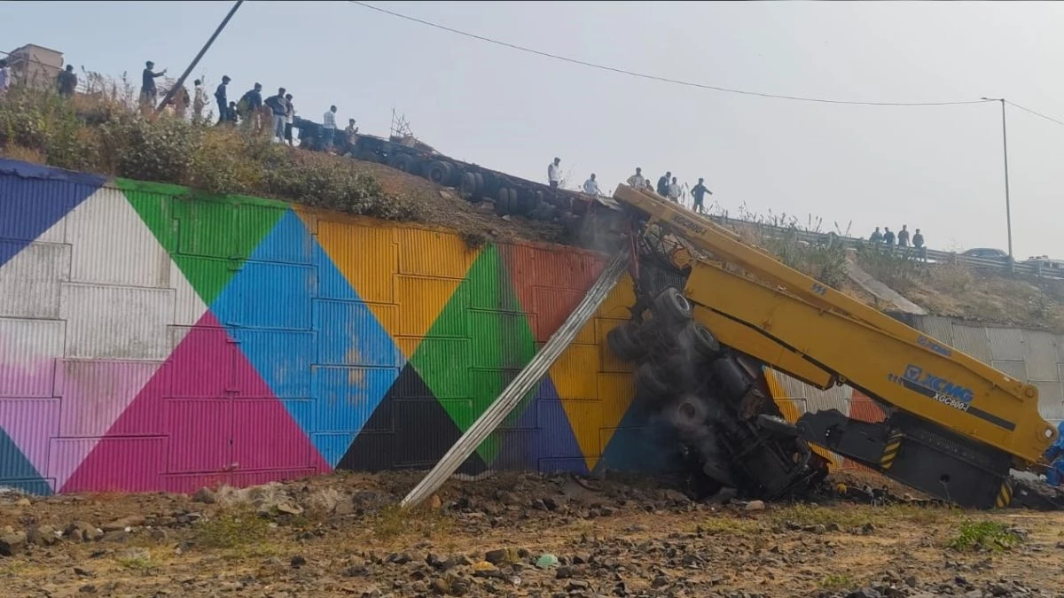 Dhar News: अनियंत्रित ट्रेलर ने कार को टक्कर मारी, चालक को कुचलकर पुलिया से गिरी