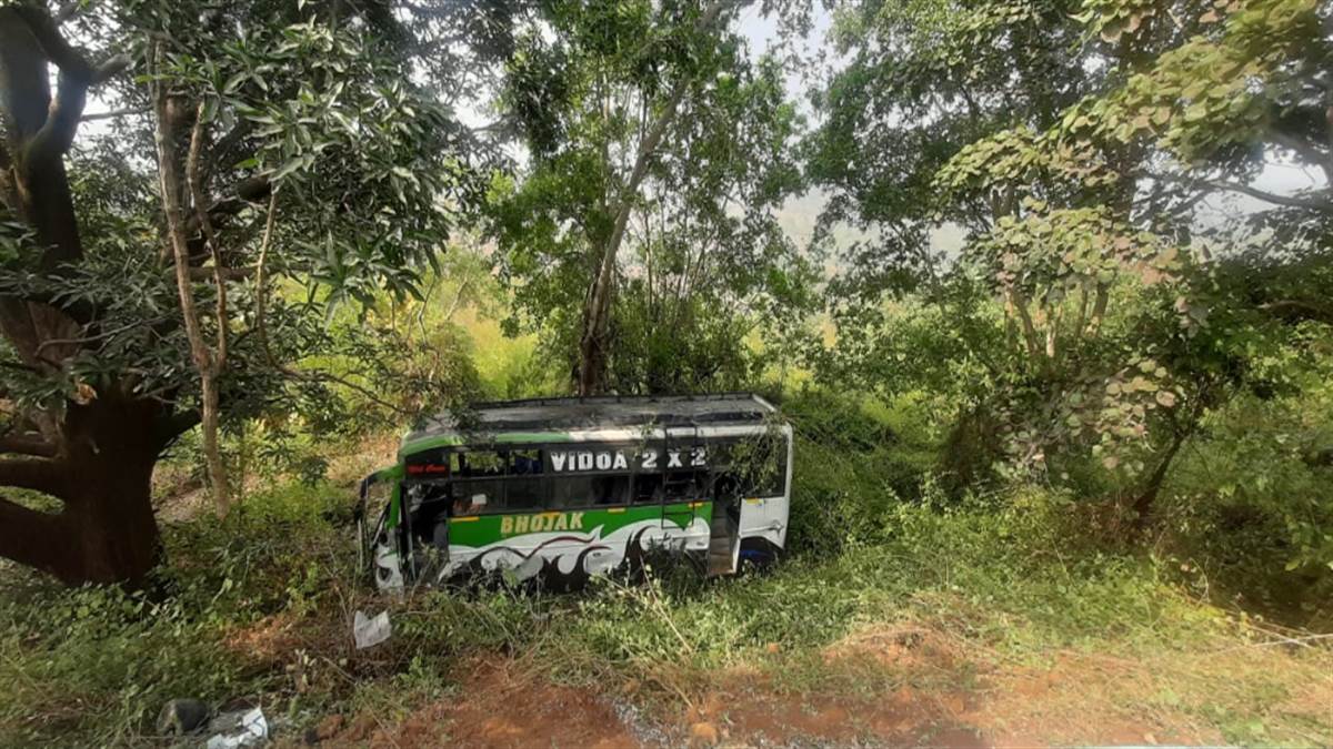 जबलपुर जा रही बस रेलिंग तोड़कर खाई में गिरी, 32 घायल, 3 की हालत गंभीर