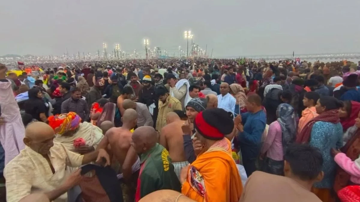 संगम तट पर पौष पूर्णिमा के प्रथम स्नान पर 3 लाख श्रद्धालुओं ने लगाई डुबकी, माघ मेला की हुई शुरुआत