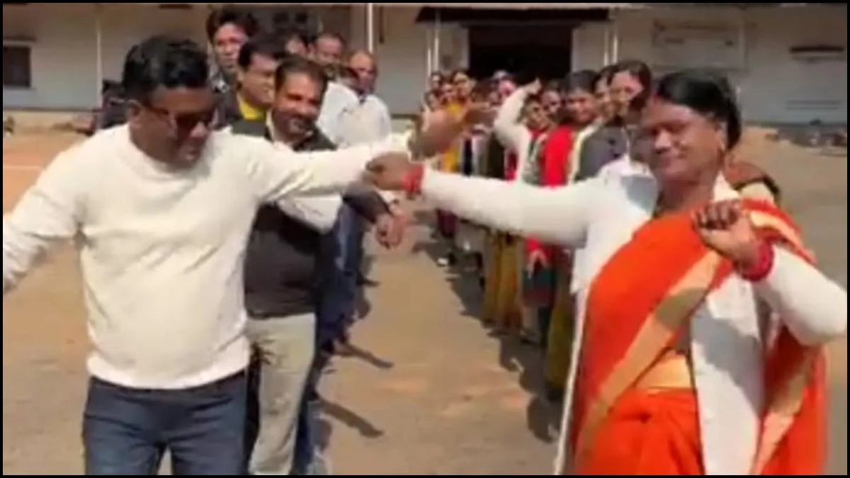 सरकारी काम छोड़ थिरके कर्मचारी! महिला-पुरुष कर्मियों ने बनाई 'रहमान डकैत' वाली रील, Video वायरल होने पर मचा बवाल