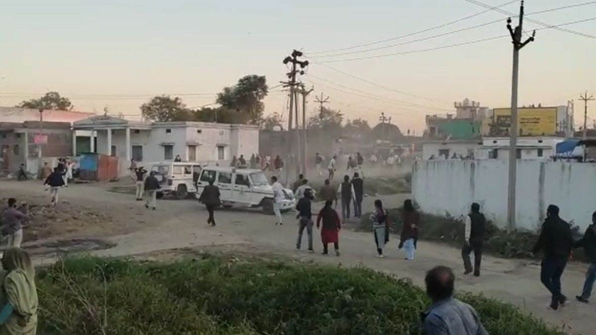 Ujjain News :  अतिक्रमण हटाने गए दल पर ग्रामीणों ने किया पथराव, आठ पुलिसकर्मी घायल