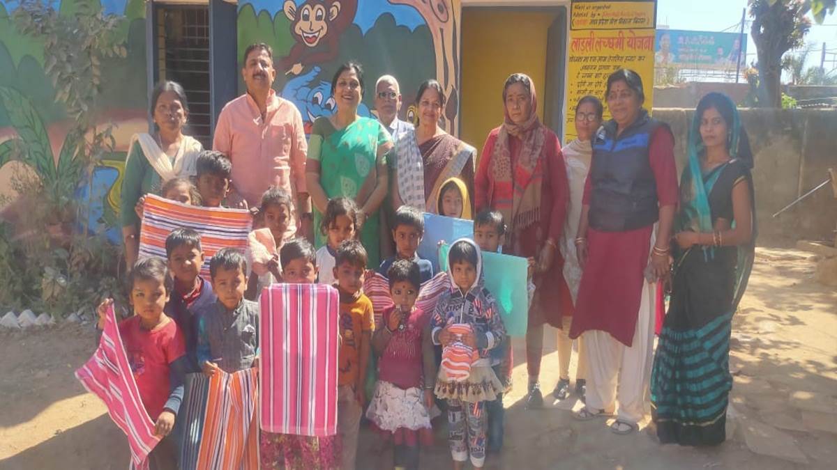 Shahdol News : आंगनवाड़ी के बच्चों को तौलिया देकर कहा, सफाई का रखें ध्यान