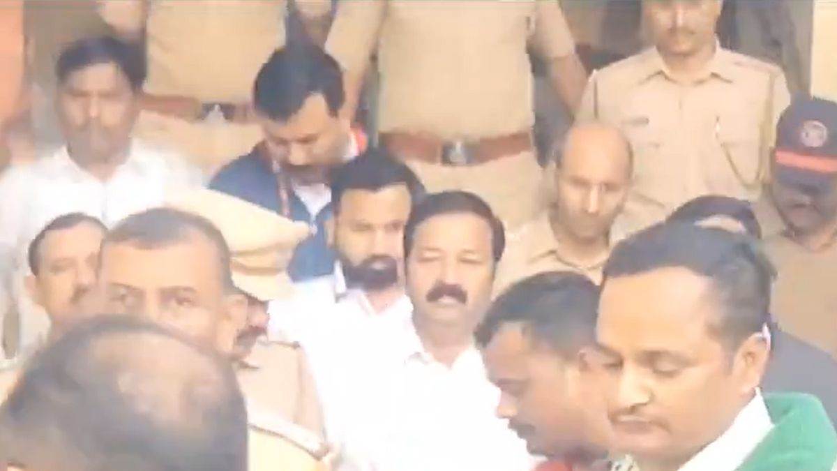 Maharashtra: भाजपा विधायक ने शिंदे गुट के नेताओं पर थाने में की फायरिंग, आरोपी सहित 3 लोग गिरफ्तार