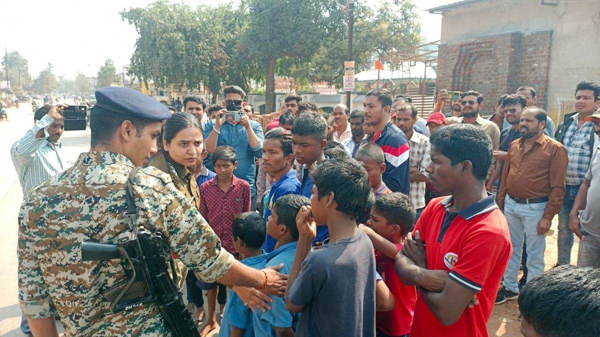 Dhamtari Information: नाश्ते में मिला काकरोच वाला पोहा तो बालगृह के बच्चों ने अधीक्षक के खिलाफ खोला मोर्चा, स्टेट हाईवे को किया जाम