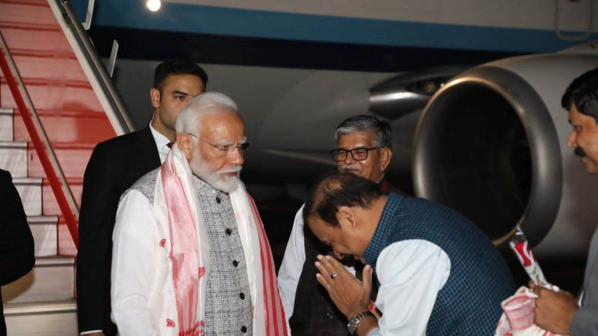 Assam Information: गुवाहाटी एयरपोर्ट पहुंचे PM मोदी, CM हिमंत व राज्यपाल कटारिया ने की आगवानी