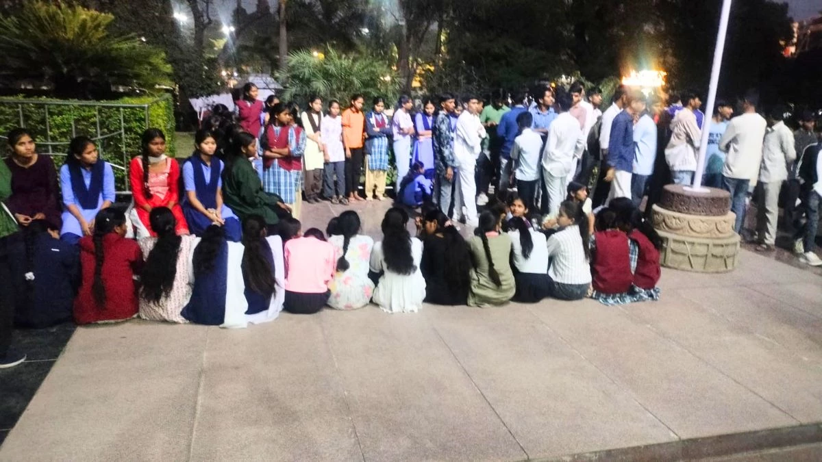 शिक्षक ठीक से नहीं पढ़ा रहे... इंदौर में आकांक्षा योजना के छात्र पैदल ही कलेक्टर के पास शिकायत लेकर पहुंचे