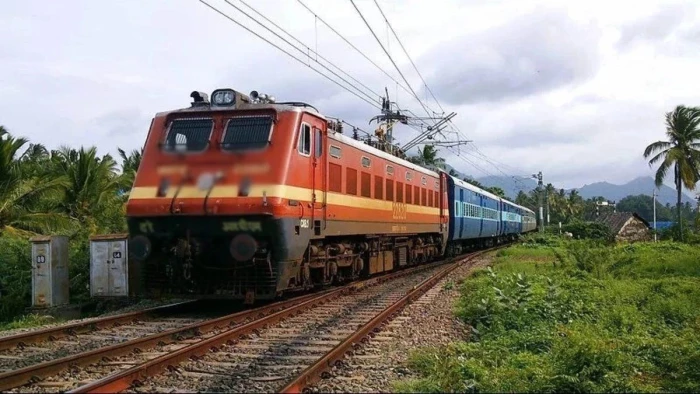 ट्रेन में महिला और किशोरी से छेड़छाड़, सात आरोपी गिरफ्तार; नागदा स्टेशन पर मचा हंगामा