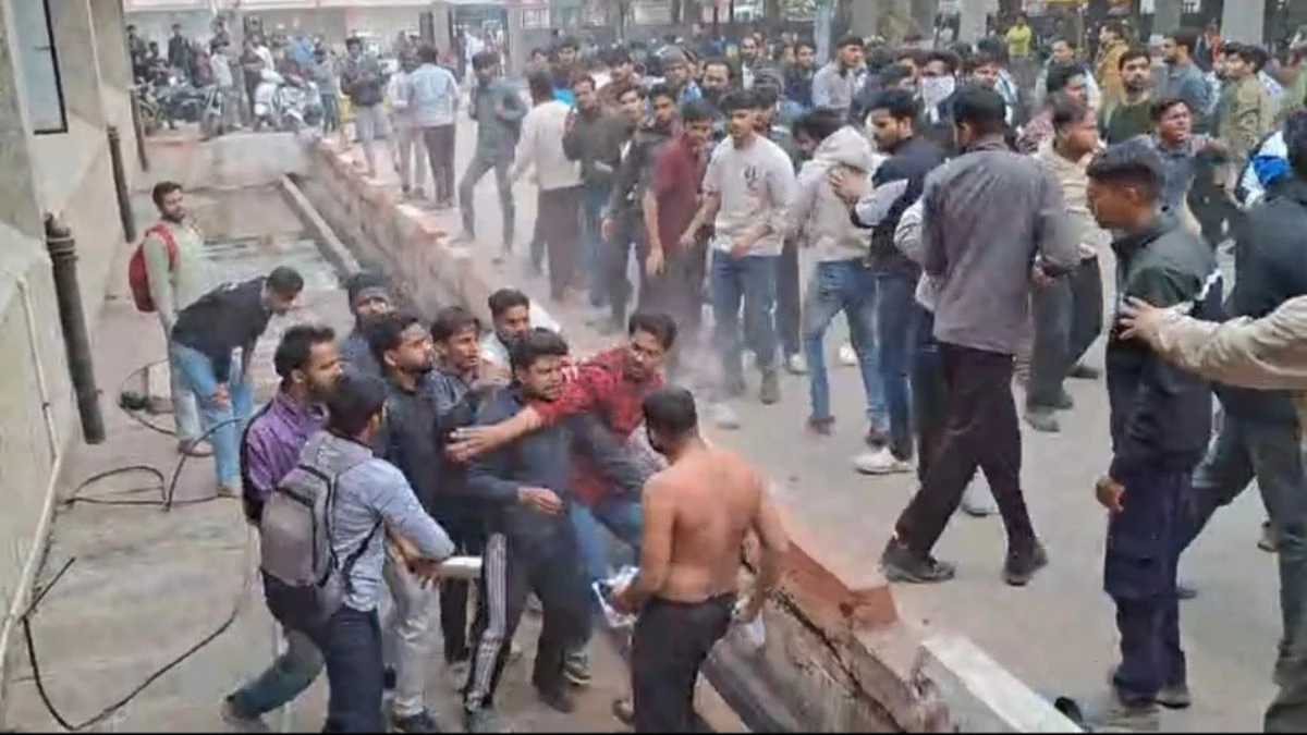 रीवा मेडिकल कॉलेज के छात्रों ने आधी रात फिर किया बवाल, जमकर चले लाठी-डंडे; 28 के खिलाफ केस दर्ज