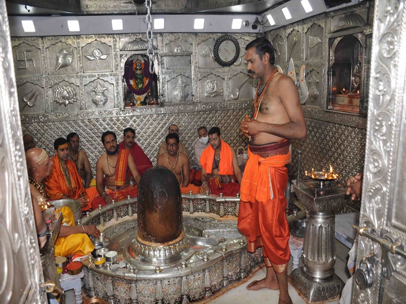Mahakal Temple Ujjain: महाकाल मंदिर में शिवनवरात्रि का उल्लास भगवान  कोटेश्वर को लगी हल्दी - Mahakal Temple Ujjain Celebration of Shivnavratri  in Mahakal temple turmeric given to Lord Koteshwar