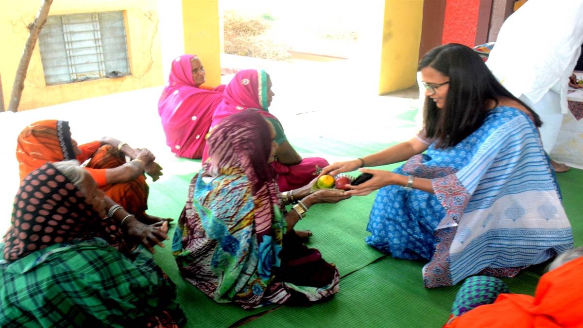 Janjgir Champa News कलेक्टर पहुंची कुष्ठ आश्रम प्रभावितों का बढ़ाया