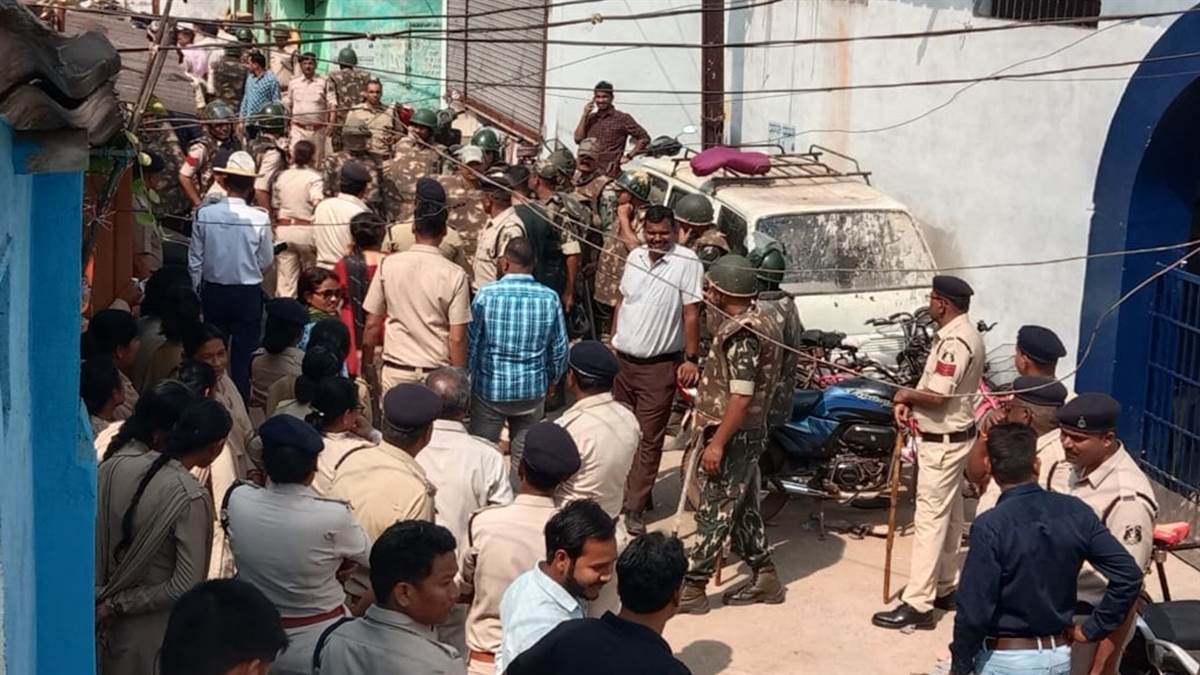 Durg News: दुर्ग में मतांतरण को लेकर दो पक्षों में विवाद, पत्थरबाजी में चार लोग घायल, पुलिस बल तैनात