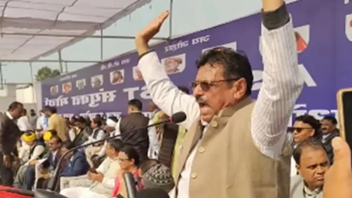 टीकमगढ़ में आजाद संकल्प यात्रा के दौरान पूर्व MLA आरडी प्रजापति के बिगड़े बोल, बहन-बेटियों पर कही ये बात