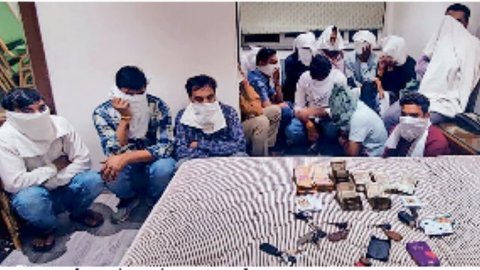 ग्वालियर में होटल मैनेजर कमरे में लगवा रहा था दांव, पुलिस ने रेड मारकर 13 को पकड़ा... 3.25 लाख रुपये और मोबाइल जब्त