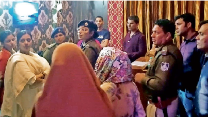 ग्वालियर के अमन्त्रा स्पा सेंटर में पुलिस का छापा, थाईलैंड की युवतियों के साथ आपत्तिजनक हालत में पकड़े गए युवक
