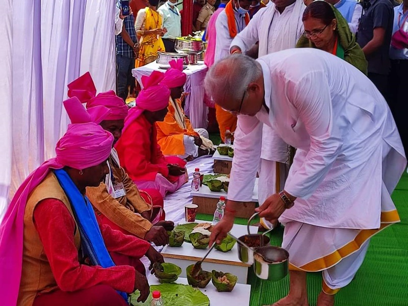 मुख्यमंत्री ने दंतेवाड़ा पहुंच देवी दंतेश्वरी के दर्शन किए, सेवादारों को खुद परोस कर खिलाया खाना