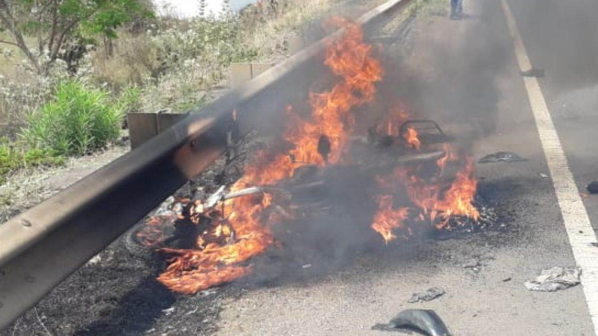 Seoni Road Accident: ट्रक की टक्कर से रेलिंग में घुसी बाइक में लगी आग, एक व्यक्ति की मौत