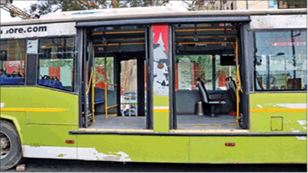 Indore News: राजीव गांधी चौराहे से आगे नहीं जा रही आईबस, यात्री परेशान