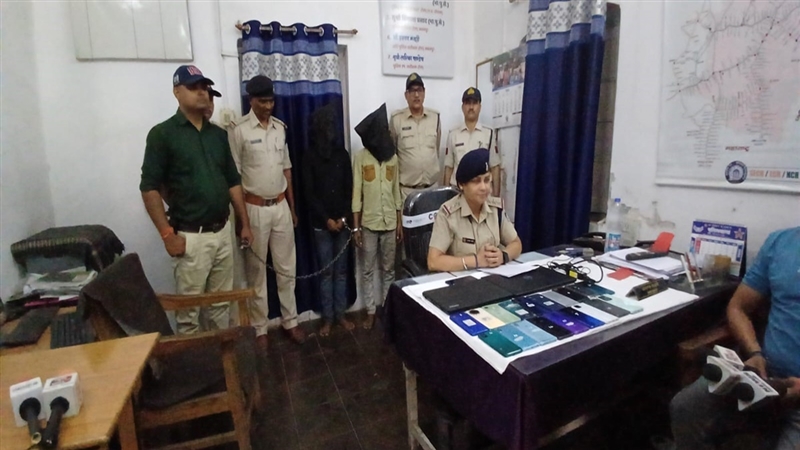 Katni Crime : स्टेशनों में घूमकर करते थे मोबाइल, लैपटाप पार, दो आरोपितों को पकड़ा