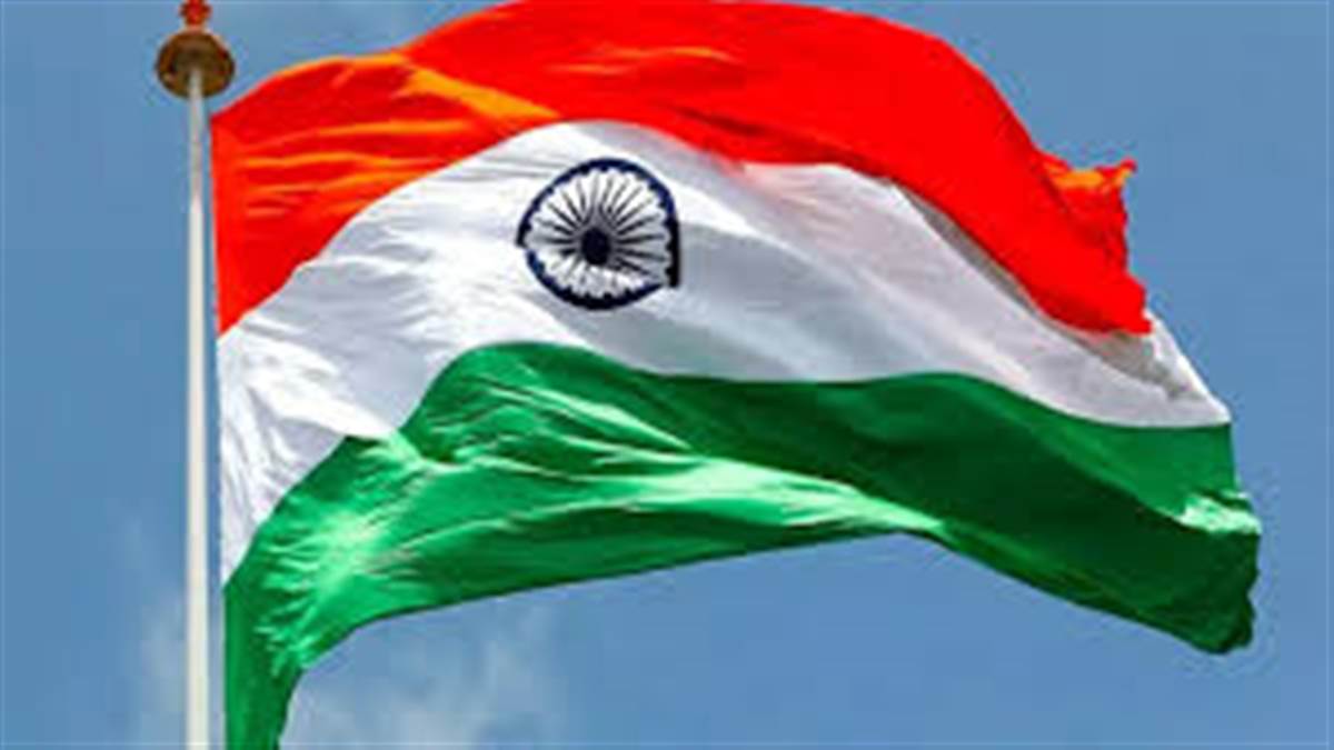 Bilaspur News: रेलवे स्टेशन में लहरा रहा फटा तिरंगा, अपमान