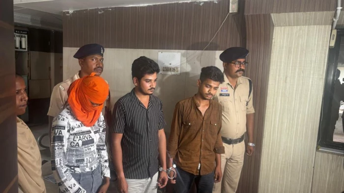 रायपुर में खौफनाक वारदात... प्रेम प्रसंग में युवक की हत्या, अधमरी हालत में गड्ढे में 'जिंदा' दफनाया; प्रेमिका समेत 5 गिरफ्तार