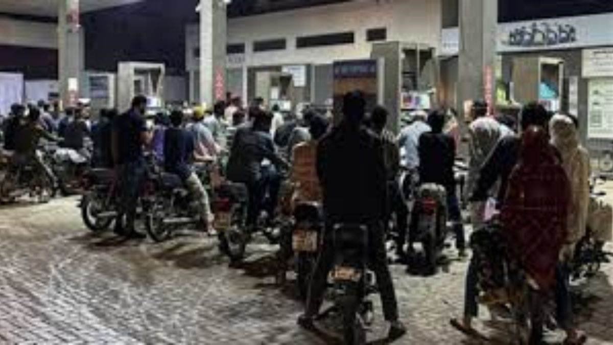 458 रुपये लीटर पेट्रोल और डीजल ₹520 के पार, पाकिस्तान में मचा हाहाकार