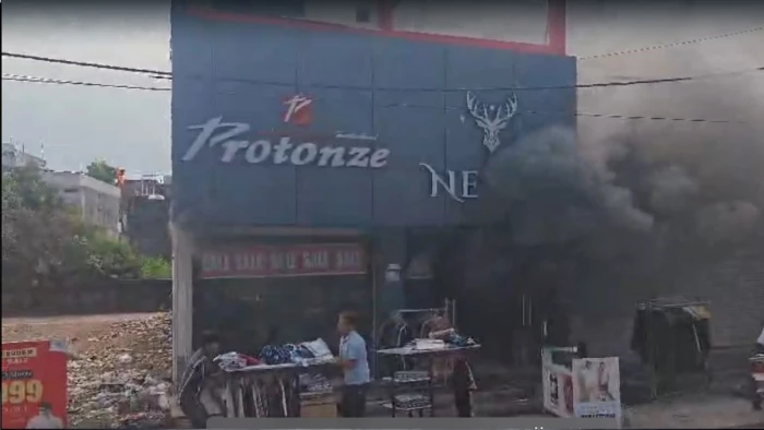 टीकमगढ़ शहर के शोरूम में लगी भीषण आग, आसपास के घरों को करवाया जा रहा खाली