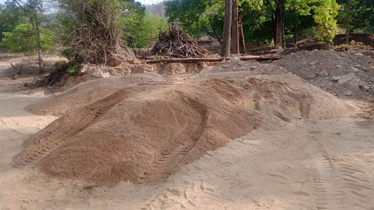 Janjgir-champa News : रेत के अवैध भंडारण पर कार्रवाई