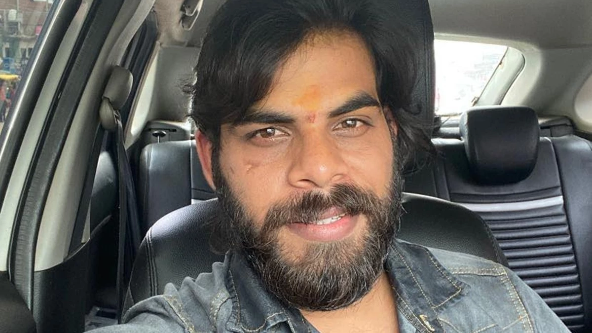 Avinash Tiwari, a social media personality from Sidhi, involved in a check bounce controversy.