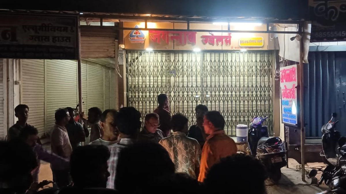 Dhar News: Robbery on Jagannath Jewelers of Singhana, assaulted by accountant