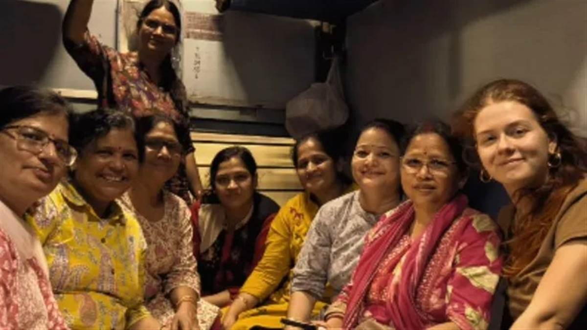 भारतीय रेल के स्लीपर कोच में विदेशी महिला ने पढ़ी 'हनुमान चालीसा', वायरल हुआ ऑस्ट्रियाई पर्यटक का अनुभव