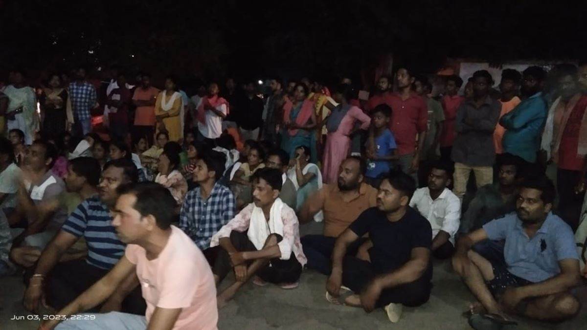 Bijapur News: कार व स्कूटी में टक्कर से पति-पत्नी की मौत, गुस्साए परधान समाज ने अस्पताल के मुख्य गेट के सामने किया प्रदर्शन