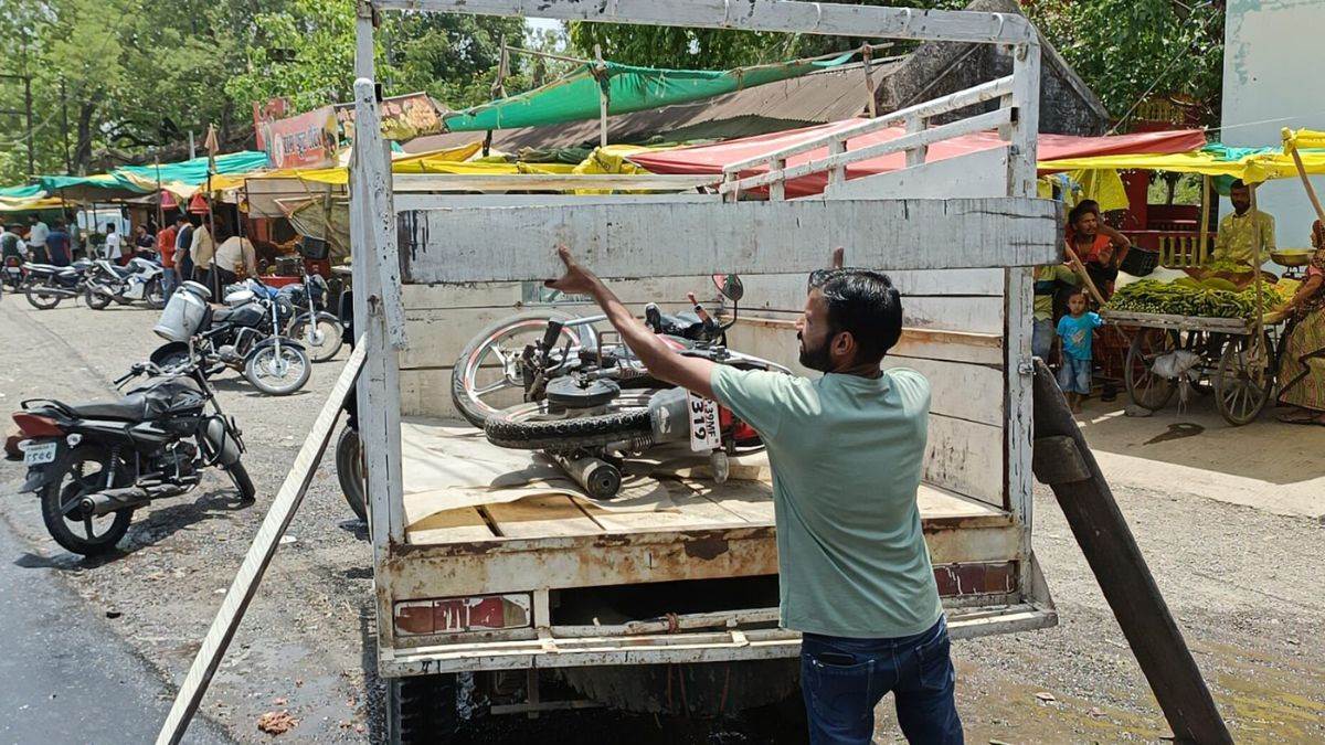 Shajapur Road Accident: शाजापुर में डंपर और बाइक की टक्कर में दो लोगों की मौत, एक घायल