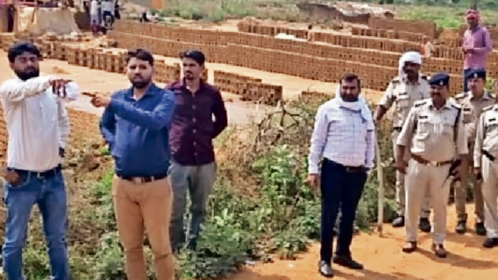 ग्वालियर में बिल्डरों ने बाउंड्रीवाल बनाकर रास्ता रोका, ग्रामीणों की शिकायत पर प्रशासन ने की कार्रवाई, तो दी धमकी