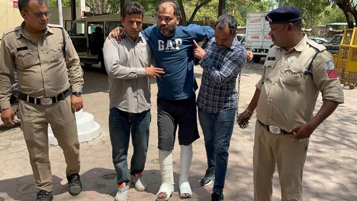 फ्रैक्चर पैरों पर पुलिस के कंधों का सहारा लेकर कोर्ट पहुंचा महू में गोवध का आरोपी कुख्यात इमरान